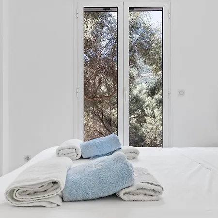 Giancarlo - Lovely With Stone And Wood Elements In Bay