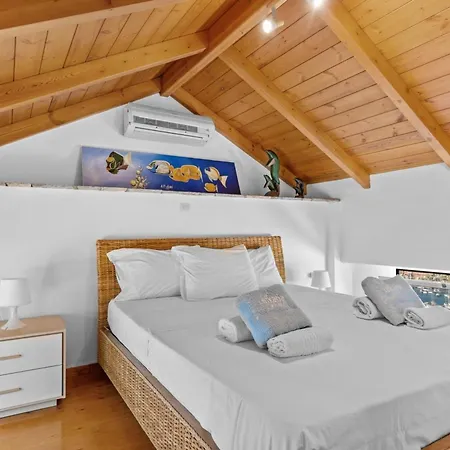 Giancarlo - Lovely With Stone And Wood Elements In Bay