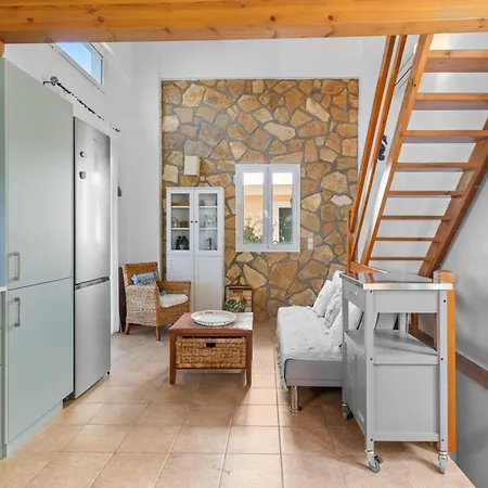 Giancarlo - Lovely With Stone And Wood Elements In Bay