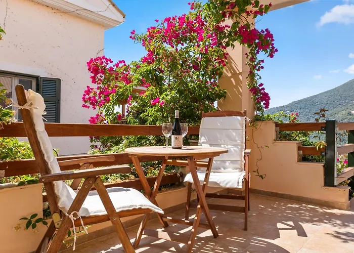 Giancarlo - Lovely With Stone And Wood Elements In Bay Vilă Sivota