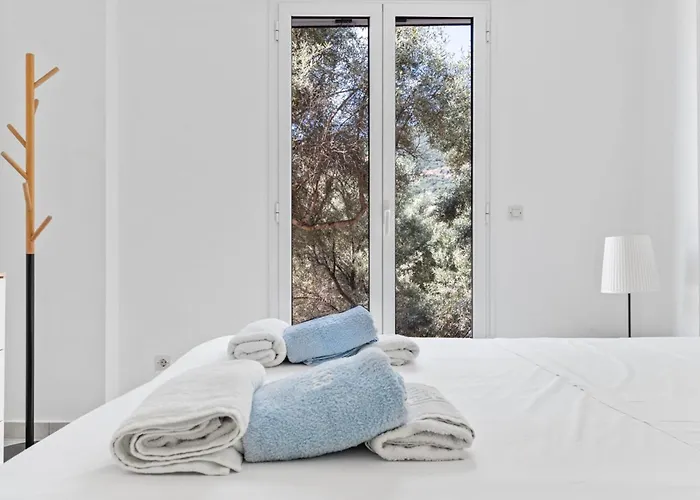 Giancarlo - Lovely With Stone And Wood Elements In Bay