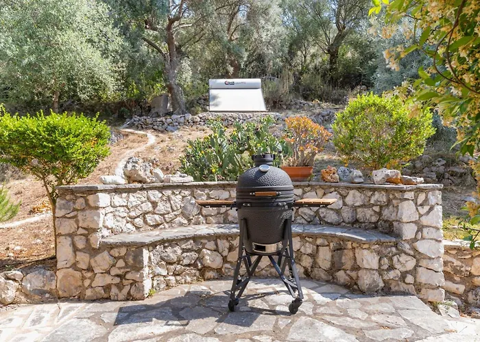 Giancarlo - Lovely With Stone And Wood Elements In Bay Sivota