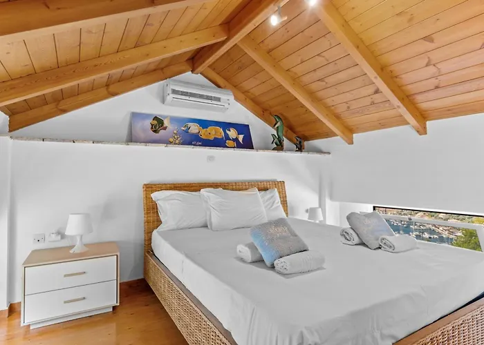 Giancarlo - Lovely With Stone And Wood Elements In Bay