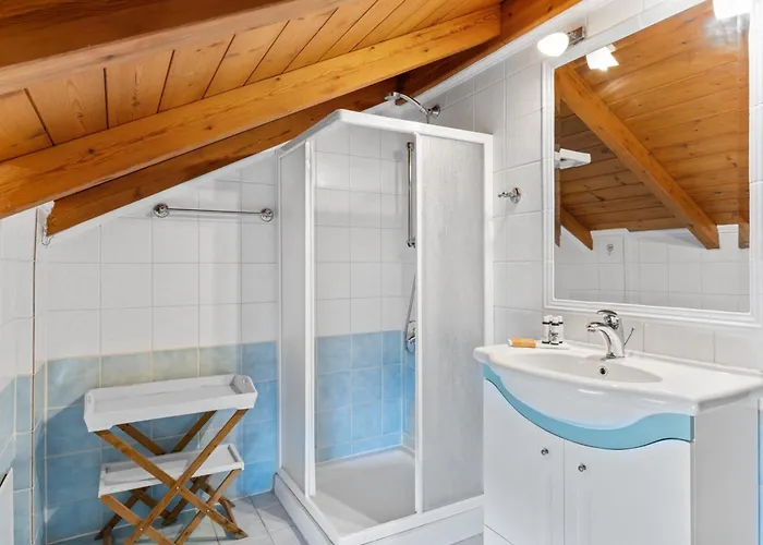 Giancarlo - Lovely With Stone And Wood Elements In Bay Vilă