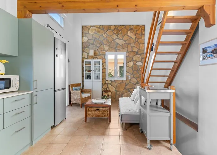 Giancarlo - Lovely With Stone And Wood Elements In Bay