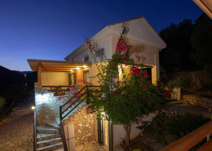Giancarlo - Lovely With Stone And Wood Elements In Bay